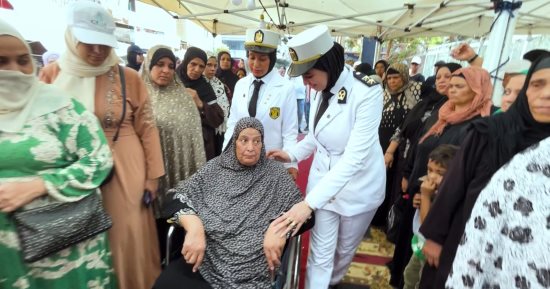 الشرطة ترسم مشاهد إنسانية فى لجان انتخابات الشيوخ.. فيديو وصور
