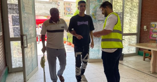 مسن يتحدى المرض بالعكاز للمشاركة فى انتخابات الشيوخ.. ويؤكد: نازل أقول رأيى