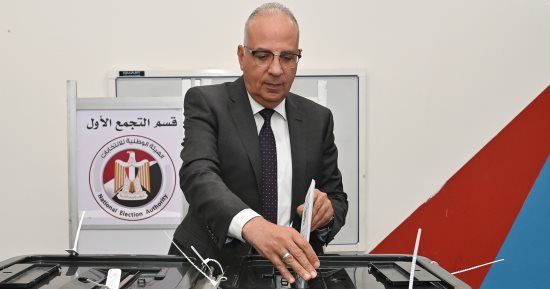 فور عودته من زيارته الرسمية لدولة أوغندا.. وزير الرى يُدلى بصوته فى انتخابات مجلس الشيوخ 2025