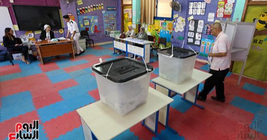 ملحمة انتخابية.. مواطنون يزينون مراكز الاقتراع فى انتخابات الشيوخ