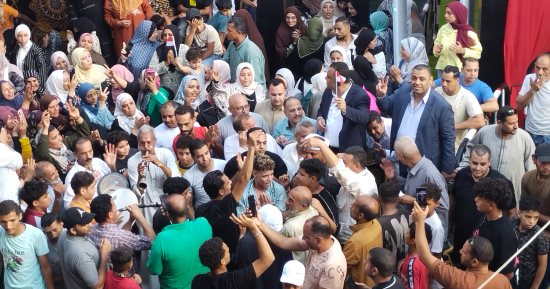 بالمزمار والطبل البلدي.. زحام كبير أمام لجان انتخابات بنها فى القليوبية.. فيديو