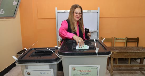 "رئيس البريد" تدلى بصوتها فى انتخابات "مجلس الشيوخ" 2025