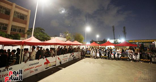 طوابير الناخبين أمام اللجان قبل دقائق من غلق باب التصويت فى انتخبات الشيوخ