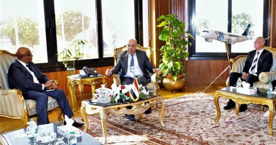 وزير الطيران المدنى يبحث مع وفد شركة بوينج العالمية آفاق جديدة من التعاون