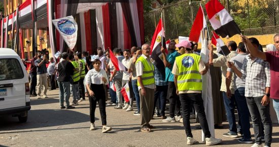طوابير أمام لجنة مدرسة الوفاء بالوراق للمشاركة فى انتخابات مجلس الشيوخ