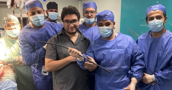 3 ساعات فى غرفة العمليات.. أطباء مستشفى أسوان الجامعى ينقذون حياة عامل بناء من الموت المحقق.. جراحة دقيقة لاستخراج متر ونصف سيخ حديدى من جسده.. والشاب المصاب يشكرهم : أنقذتونى.. فيديو وصور