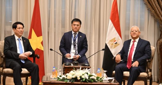رئيس فيتنام يشيد خلال لقائه رئيس النواب بدور مصر الريادى فى حل النزاعات