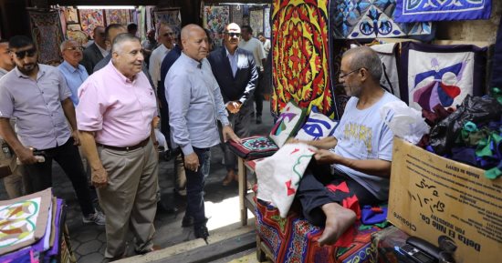 محافظ القاهرة يبحث إنشاء مركز للحرف التراثية بمنطقة الدرب الأحمر والخيامية