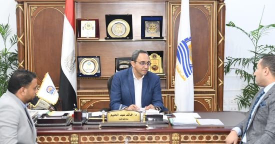 محافظ قنا يبحث إنشاء 50 مركزا تجاريا بمختلف المدن