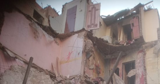 انهيار منزل من 3 طوابق خالى من السكان فى عين شمس.. صور