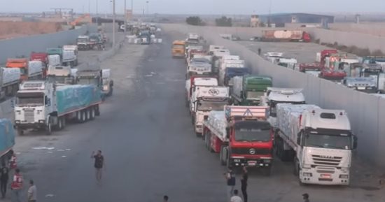 استئناف دخول المساعدات الإنسانية إلى الفلسطينيين بقطاع غزة