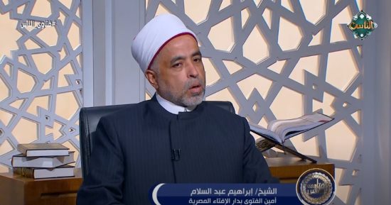 هل يجوز تكليف شخص آخر بعملى مقابل أجر؟.. أمين الفتوى يجيب