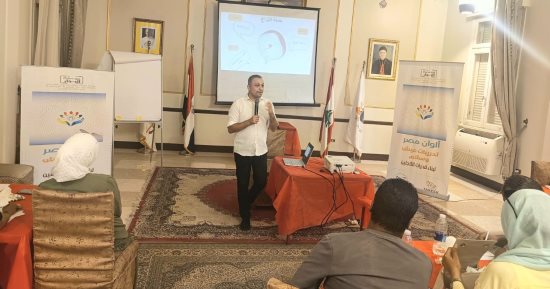 مايكل فارس يقدم تدريبا للاجئين عن الهوية وتحليل النزاعات