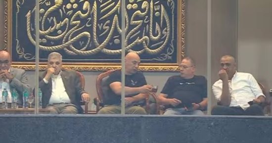 لقطة اليوم فى الدورى.. حسام حسن وطارق سليمان بـ"مزاج الشاى" من المدرجات