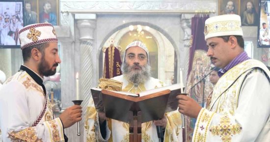 الكنيسة تحتفل بالذكرى الـ7 لرحيل الأنبا أرسانيوس ورسامة كاهنين جديدين بأبوقرقاص
