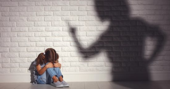 دراسة: الإساءة اللفظية فى الطفولة تضر الدماغ مثل الإيذاء الجسدى