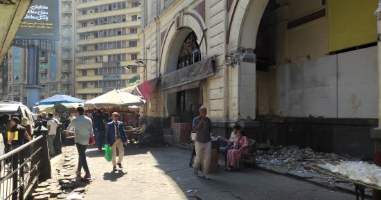 بدء هدم عمارة هندسة السكة الحديد بميدان رمسيس لتوسعة كوبرى أكتوبر.. إنشاء موقف متعدد الطوابق للقضاء على العشوائية وإزالة كافة الأكشاك والمحال المنتشرة بالميدان.. وتجهيز مول تجارى ومكاتب إدارية بديلة.. صور