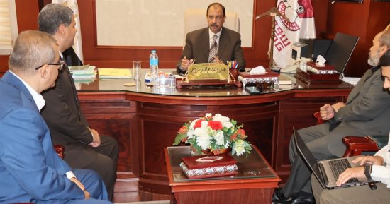 محافظ سوهاج يبحث تطوير النظام المالى والتحول الرقمى بالمحافظة