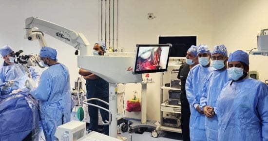 طفرة طبية تاريخية فى صعيد مصر.. أسوان تبدأ محطة جديدة للتقنيات العلاجية المتقدمة.. تشغيل أجهزة ميكروسكوب المخ والأعصاب وأجهزة متطورة بمنظومة التأمين الشامل.. والمحافظ: إنجاز يخفف المعاناة على مرضى الصعيد.. صور