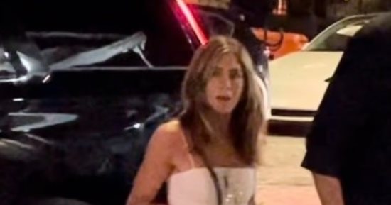 جينيفر أنيستون تظهر برفقة حبيبها الجديد خلال سهرة رومانسية رغم إصابته.. صور