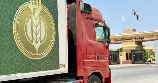 دخول قافلة "بيت الزكاة والصدقات" الإغاثية الحادية عشرة إلى أهالينا فى غزة