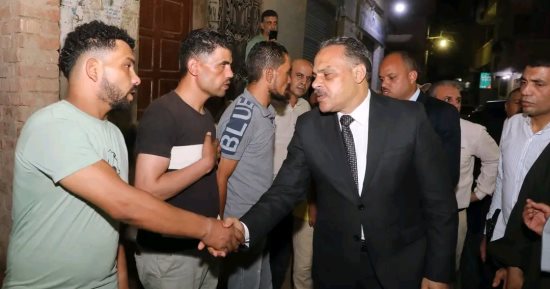 محافظ الشرقية يعزى أسرة عامل النظافة المتوفى أثناء عمله ويهديهم إعانة مالية