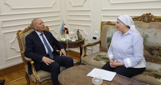 محافظ القاهرة يكرم مدير مديرية التربية والتعليم بعد قرار نقلها إلى السويس