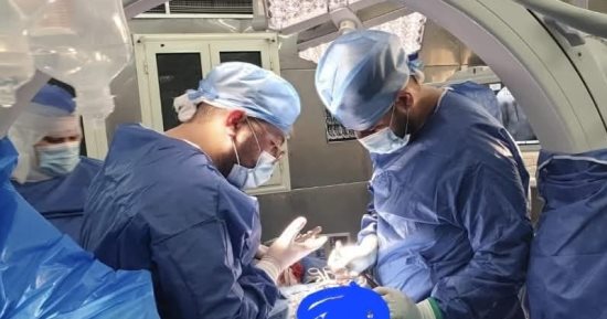 نجاح جراحة دقيقة لتوسيع القناة الشوكية وتثبيت الفقرات القطنية بمستشفى دمياط العام 