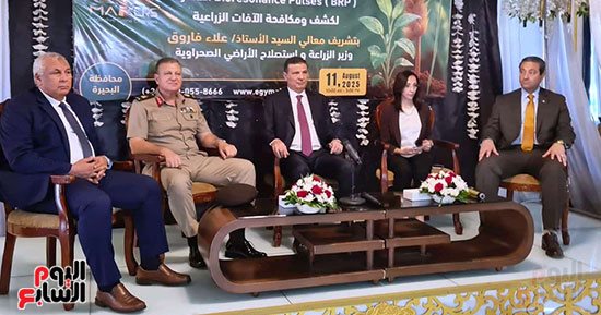 وزير الزراعة يلتقى محافظى البحيرة ودمياط والوادى ونائب رئيس الهيئة الهندسية
