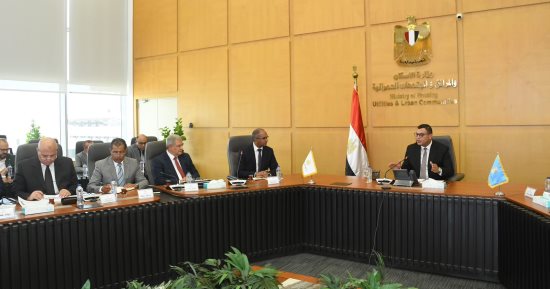 وزير الإسكان يعقد اجتماعا موسعا لمتابعة موقف مشروعات "حياة كريمة" بمحافظة أسوان