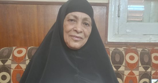 مسنة فيومية عمرها 80 عاما تقهر المثل الشعبي "بعد ما شاب ودوه الكتاب" وتحصل على شهادة محو الأمية.. الحاجة مبروكة: حققت حلمي حياتي إني اتعلم لأقرأ القرآن.. ومحافظ الفيوم يكرمها ويمنحها رحلة عمرة وفرصة عمل لحفيدها