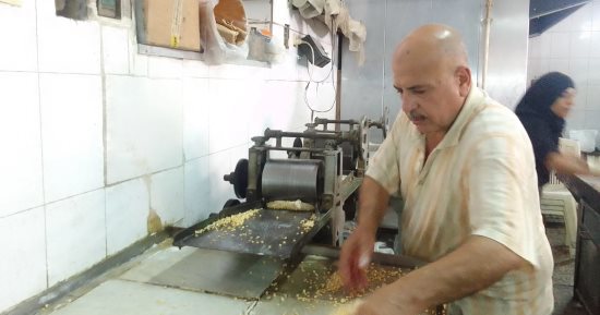 الحمصية الأشهر فى دمياط .. وصناع الحلويات: حلوى المولد تراث لازم نقدمها كل سنة