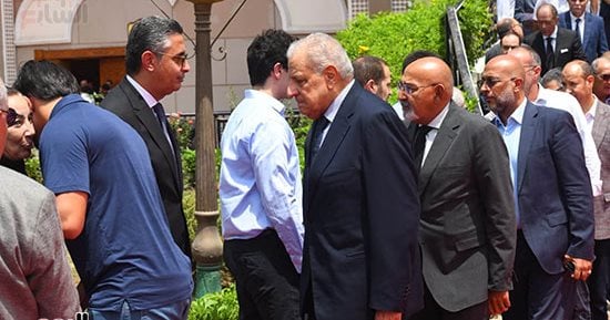 توافد شخصيات عامة وسياسيين على جنازة على المصيلحى.. صور