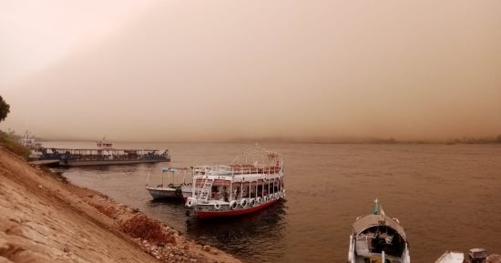 إيقاف الملاحة بنهر النيل وبحيرة ناصر لسوء الأحوال الجوية فى أسوان.. صور