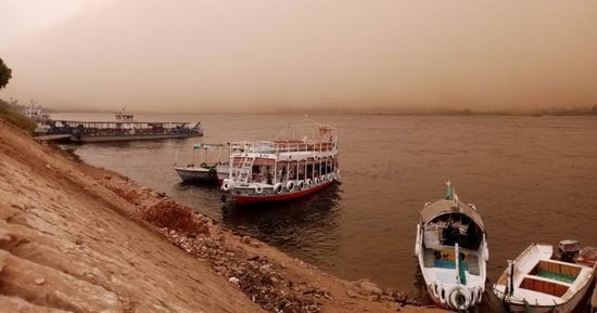 عاصفة ترابية تحجب الرؤية فى أسوان.. وإيقاف الملاحة بنهر النيل 