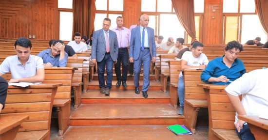 رئيس جامعة كفر الشيخ يتفقد سير امتحانات الفرقة الرابعة بكلية الطب