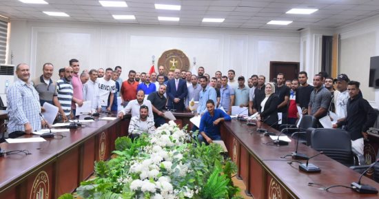 وزير العمل يسلم 93 عقد عمل لعمالة مصرية للعمل فى البوسنة والإمارات والأردن