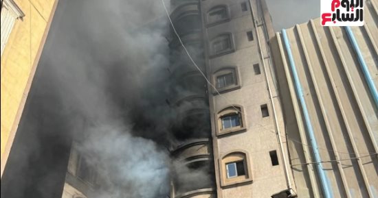 تفاصيل حريق مخزن مواسير بلاستيكية ببولاق أبو العلا.. فيديو