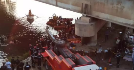 18 قتيلا و24 مصابا فى حادث سقوط حافلة وسط العاصمة الجزائرية.. صور