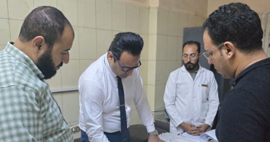 وكيل صحة سوهاج يحيل طبيبا وممرضا بمستشفى طما المركزى للتحقيق