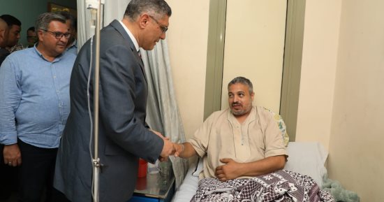 محافظ الجيزة يطمئن على الحالة الصحية لشهاب عبد العزيز بطل واقعة فتاة المنيب