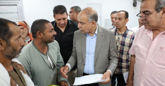 محافظ المنيا يستجيب لمواطن ويوقع له عقد تقنين أراضى أملاك دولة 