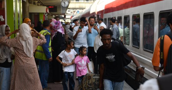 وزارة النقل تشغل القطار الخامس لتسهيل العودة الطوعية للأشقاء السودانيين.. صور