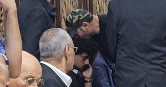 عمرو يوسف يقبل رأس نجل تيمور تيمور فى عزاء والده