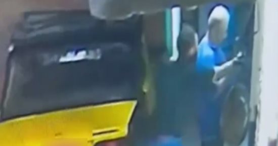 ضبط المتهمين بسرقة هاتف محمول من مسن فى الإسكندرية.. فيديو