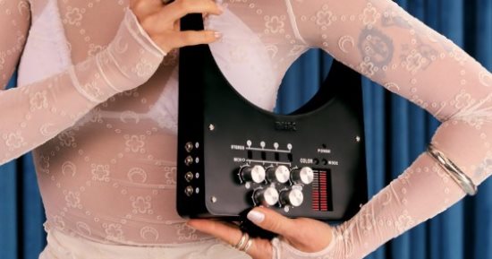 مصمم يدمج معدات DJ مع حقائب يد مبتكرة مصنوعة من الأكريليك.. صور