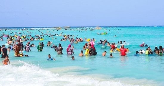 شاطئ الغرام أيقونة مصيف مطروح وملتقى العشاق والذوق الرفيع.. يتميز بموقع فريد وإطلالة بانورامية على واجهة المدينة وخليج مرسى مطروح.. يتوافد عليه آلاف المصطافين يوميا للاستمتاع بروعة الطبيعة والسباحة الآمنة.. صور
