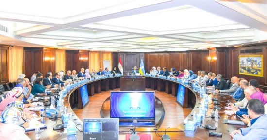 محافظ الإسكندرية يعقد اجتماعًا موسعًا مع المستثمرين وأصحاب المصانع