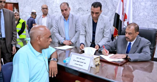 محافظ سوهاج يستمع إلى مطالب وشكاوى المواطنين فى اللقاء الجماهيرى