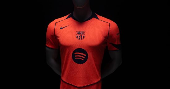 برشلونة يكشف عن قميصه الثالث بتصميم يكرّم السداسية